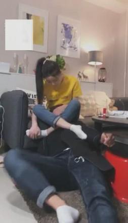 【VIVI】剧情:不良女学生戏弄家教