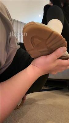 【美女祖宗】脚底崇拜者-运动鞋白棉袜