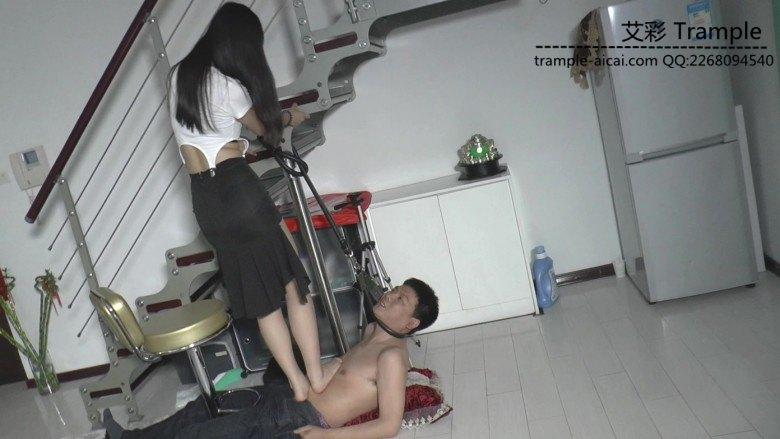 极品嫩模Yui强迫闻脚跺踩奴