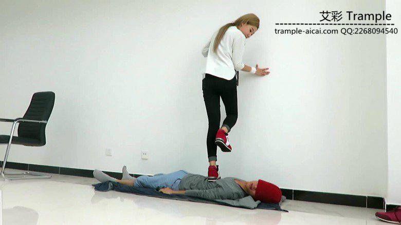 冰冰女主运动鞋蹦跳践踏贱狗身体下体！