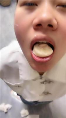 【瑶瑶】情侣奴-奴下奴-舔臭脚/吃丝袜/嘴叼黄瓜/加官窒息