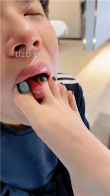 【潘妮女王】喂口水/黑丝高跟美腿踩虐