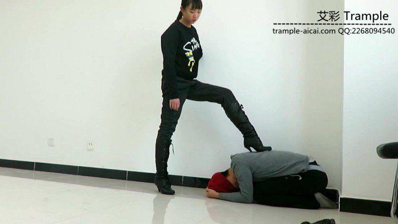 00后天使女主长靴踢踹，扇耳光，堵墙角暴打贱狗！