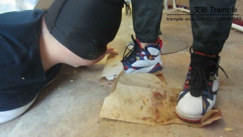 篮球长腿美女aj脏篮球鞋踩踏喂食语言羞辱 篮球长腿美女aj脏篮球鞋踩踏喂食语言羞辱