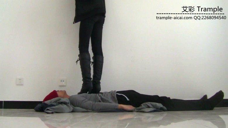 00后天使女主高跟长靴践踏贱狗，玩弄下体，全体重踩踏！