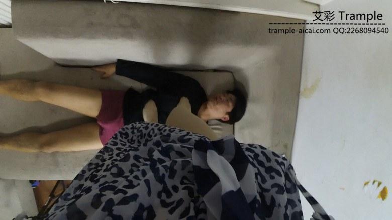 网上买的“光腿神器”打底裤袜踩踏