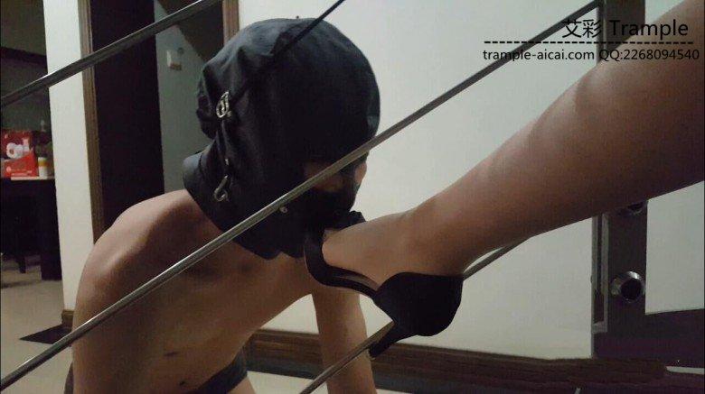 最新艾丝女王居家系列—–楼梯间调教贱狗