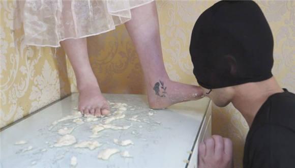 舞蹈演员晓晓的裸足踩水果脚喂食