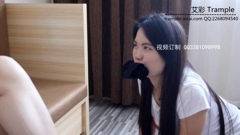 女服务员偷闻小主丝袜被虐