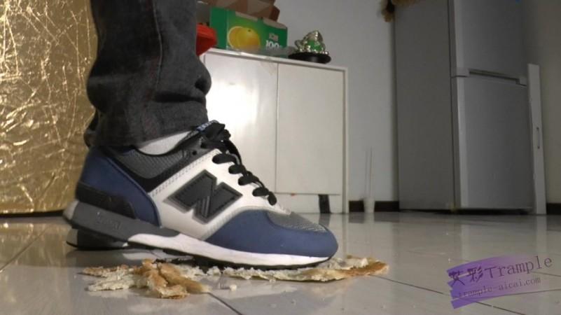 小月第一次 运动鞋踩面包喂奴隶