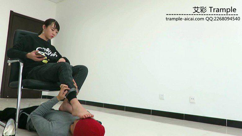 舔00后天使女主高跟被女主骑乘舔裸足！