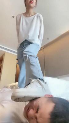 【调教视频】【辣妈】小白鞋碾压-骑马踢裆/舔地上浓痰/腿绞掐脖窒息