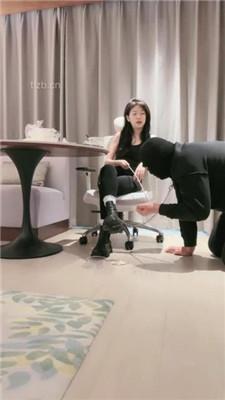 【芷镜小主】脚下伺候主人用餐