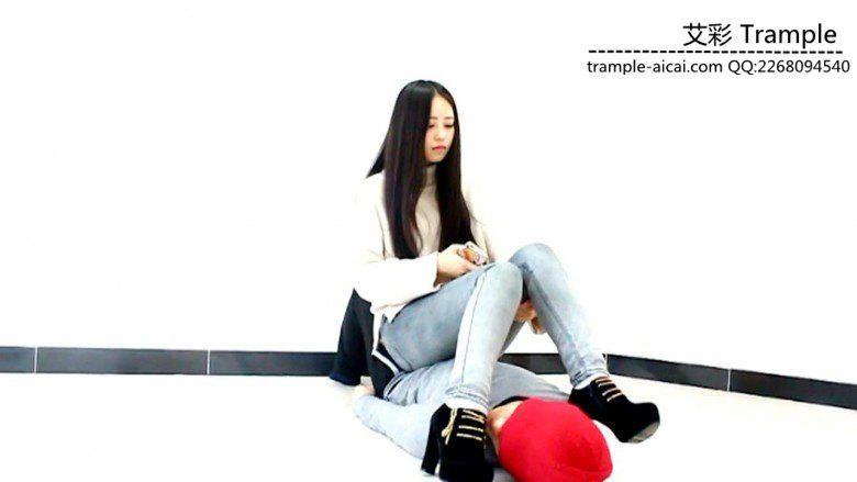 超美冷傲天依女主高跟短靴对贱狗踢踹、坐腹及全体重踩踏！