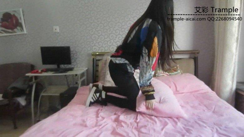 气质绝美长腿美女高帮休闲鞋踩枕头，换鞋大秀美腿