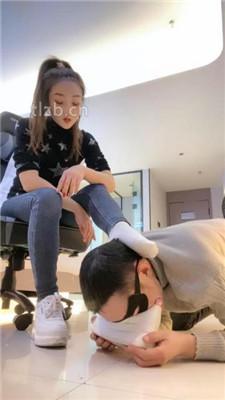 【魅儿】小白鞋碾压狗爪/白袜脚辱狗/胯下奴/裸足插嘴