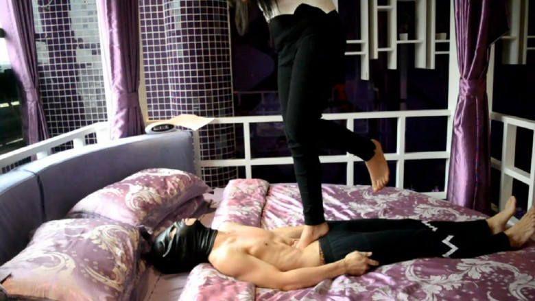 『奴隶岛』—婷婷人桥踩踏