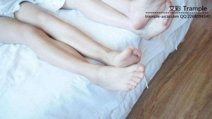 舔两位大一学生的原味裸足