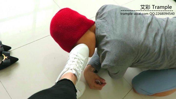 瑶主白色球鞋羞辱贱狗，踩踏贱狗！