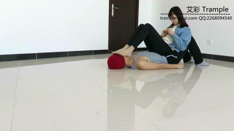 跪舔00后天使短丝玉足！贱狗被坐肚子践踏！