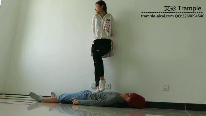 瑶主白色球鞋羞辱贱狗，踩踏贱狗！