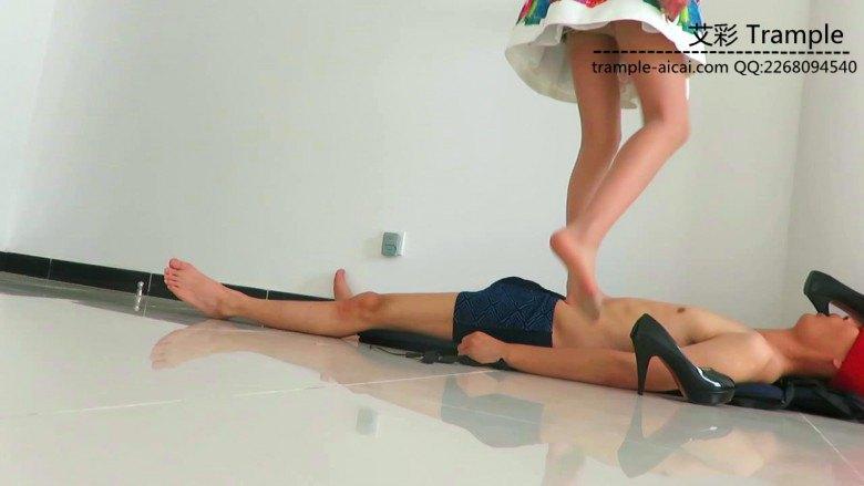 嘴叼00后天使女主高跟不许掉！