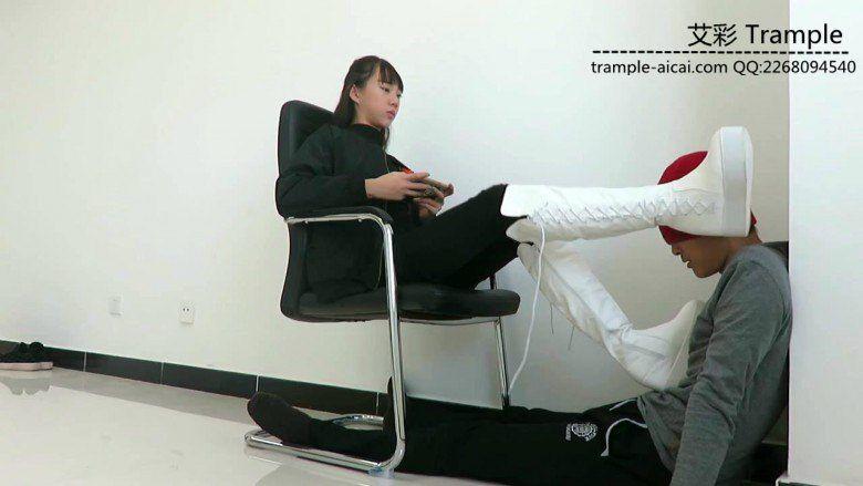 00后天使女主白色长靴打贱狗脸，舔靴底，踩下体各种羞辱！