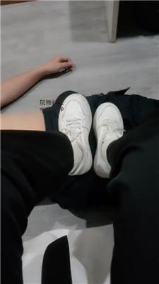 【沐沐大大】小白鞋白袜踩踏喂食 JS250306-21