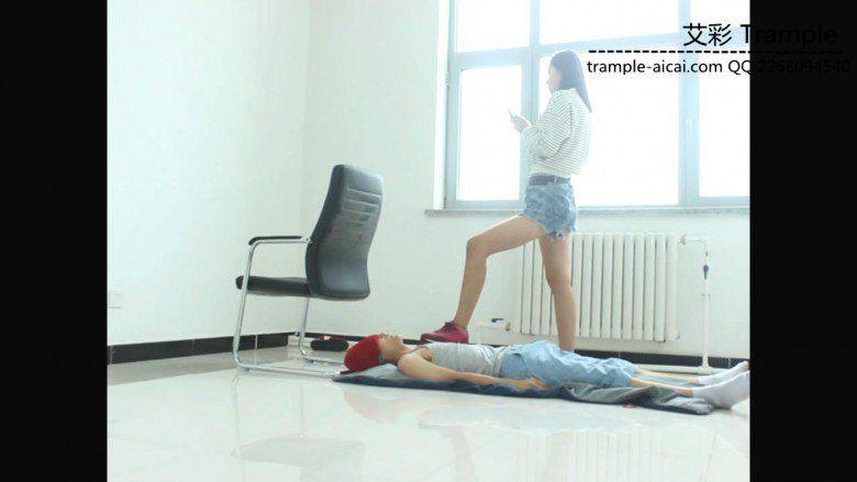 甜美媛媛女主踢打贱狗蹦跳踩踏！