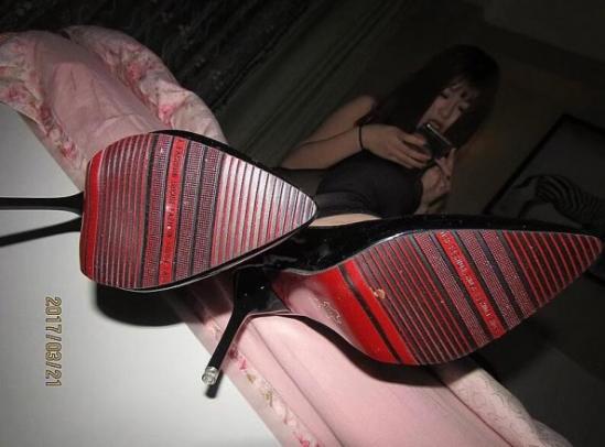 贱奴伪装隐形人桌下舔美脚