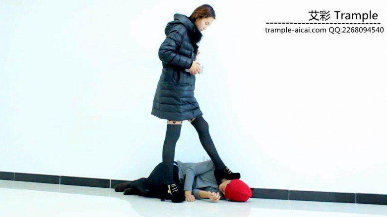 甜美媛媛女主高跟黑丝踢踹贱狗下体暴打贱狗！