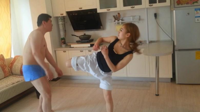 黑冰格斗练习踹肥奴