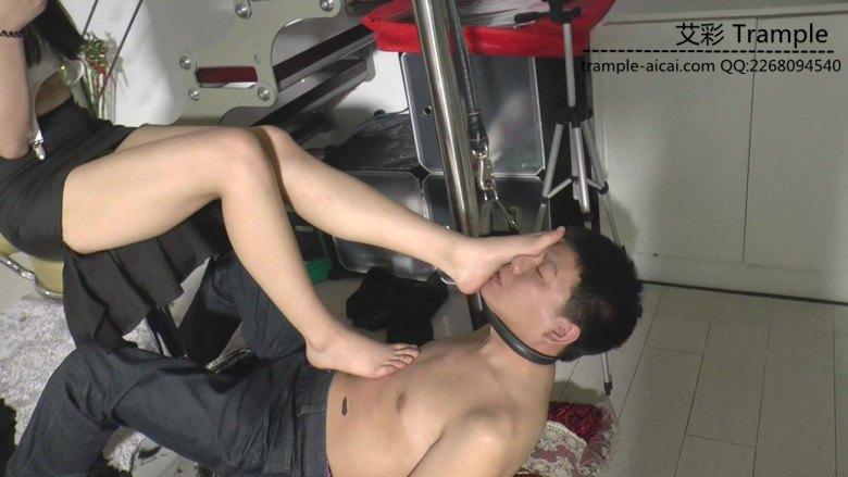 极品嫩模Yui强迫闻脚跺踩奴