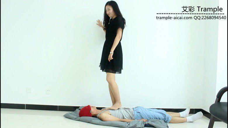 超模天星女主肉丝袜玩弄践踏贱狗头部下体！