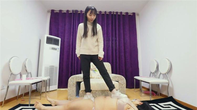 初九踩踏女胖M-运动风板鞋踩换成丝袜加棉袜踩