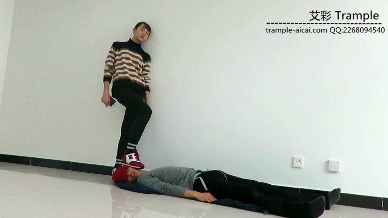 00后女主运动鞋跑踏人体软垫骑乘休息！