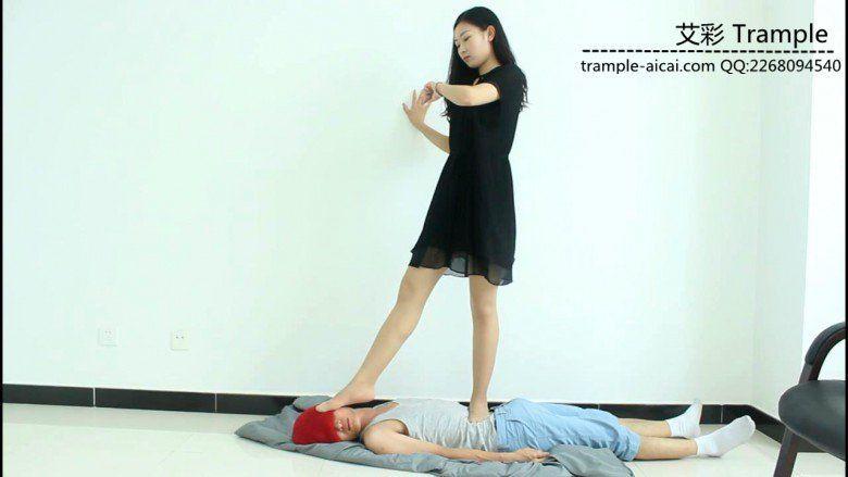 超模天星女主肉丝袜玩弄践踏贱狗头部下体！