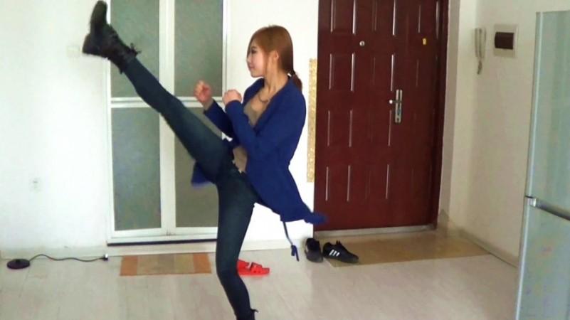 黑冰女神 皮靴黑棉袜 踹爆内脏踩断肋骨