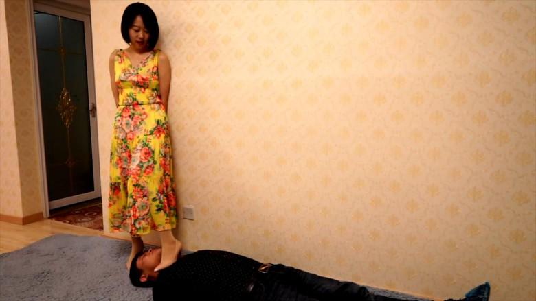 宅七高跟鞋踩脖子窒息