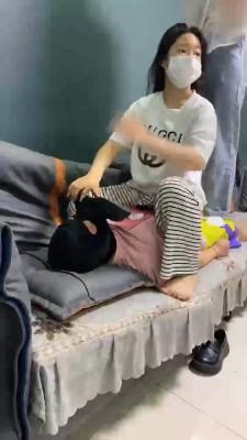 【调教视频】【精神小妹】3S学生主全体重跳踩