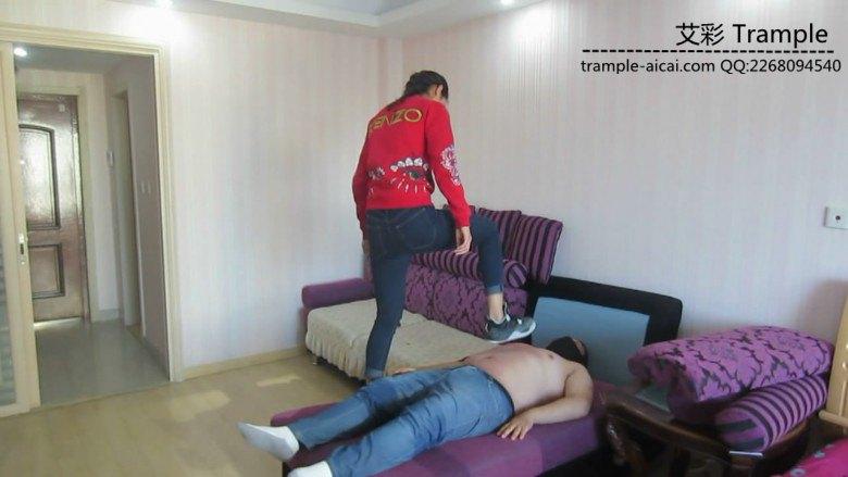 超狠182体育女主篮球鞋重度踩踢调教胖M，青紫