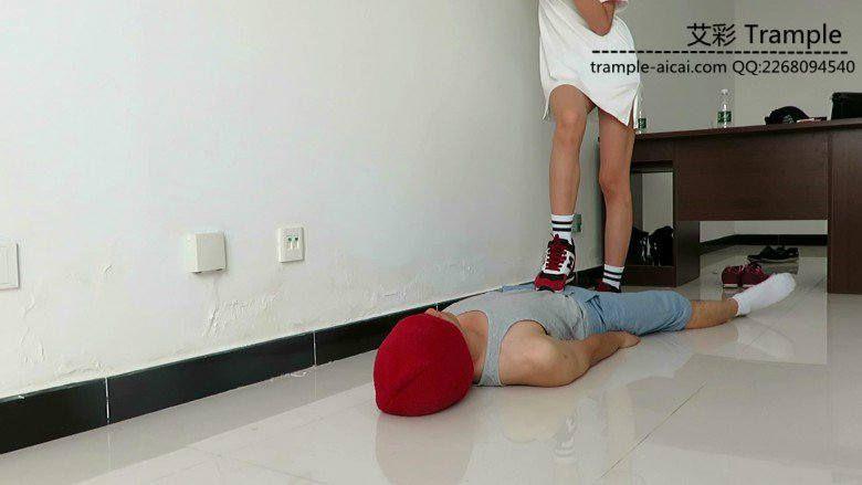 00后天使女主坐肚子，踩下体蹦跳踩全身！