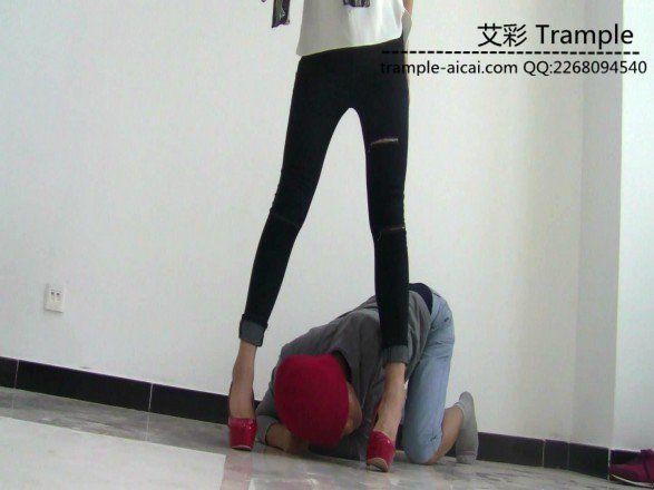 冰冰女主红色高跟鞋遛狗作弄！