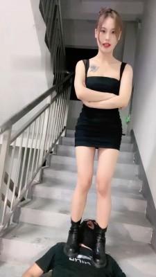 【盖洛】陪酒小妹楼道遛狗/脚下喂食/短靴踩踏