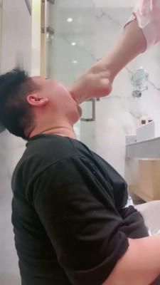 【长沙雪王】绿帽伺候女友起床洗漱 B2217