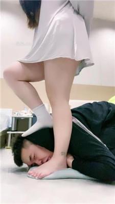 【小羊】跪舔白棉袜/提档/臭脚捂脸/踩踏/胯下辱