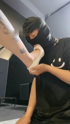 【冰诺】掐乳/舔高跟裸足/插嘴