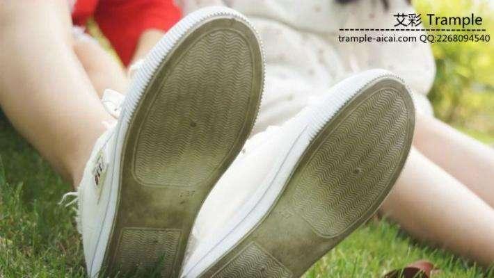 大一两位美女学生的户外美足秀