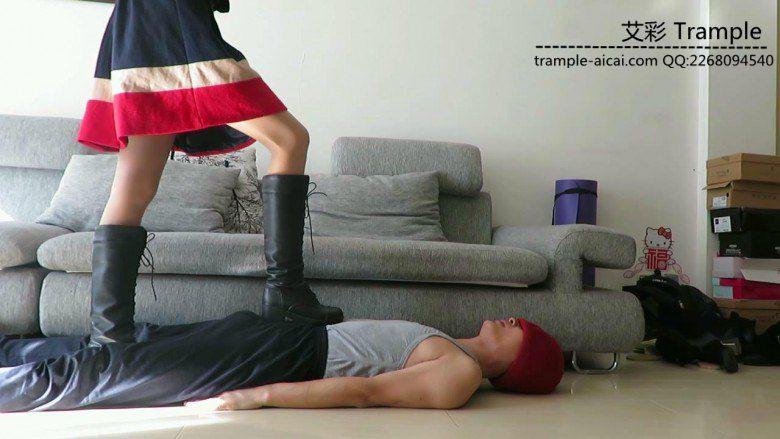 贱狗跪舔00后天使女主长靴被全体重踩下面！