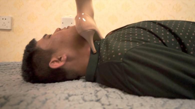 宅七高跟鞋踩脖子窒息